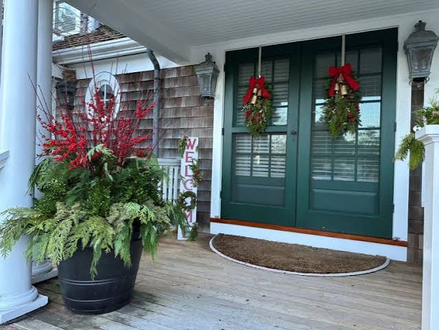 Holiday/Winter Decor by Conolly Gardens & Landscape Design