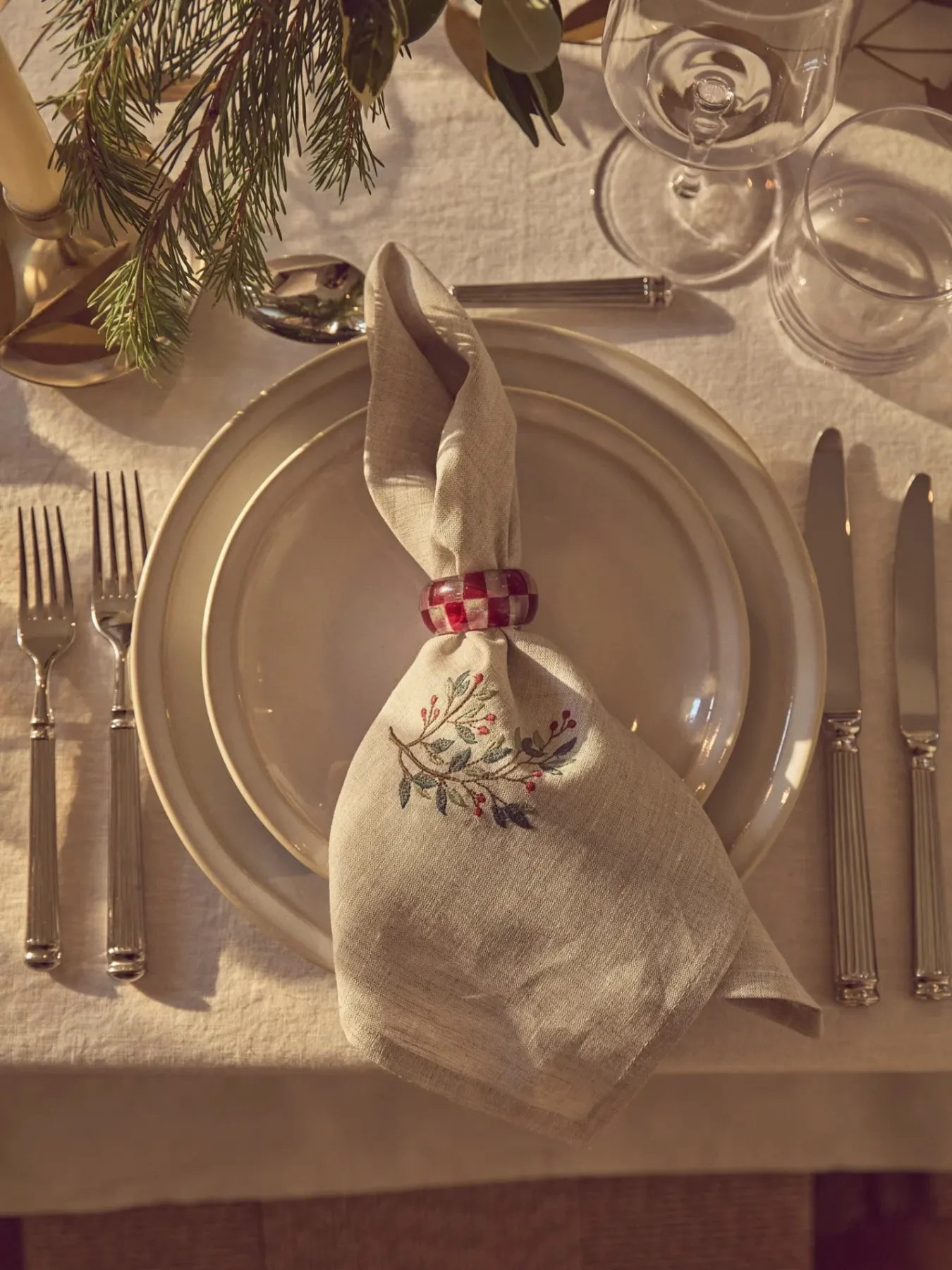 How to create a memorable Christmas table setting - Neptune Furniture