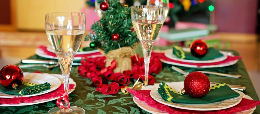 How To Lay A Dining Table For Christmas | Vision Linens