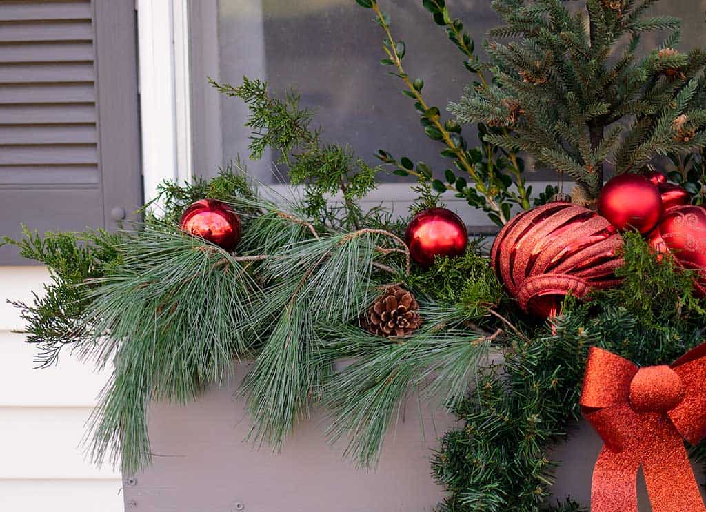 How to Make an Inexpensive Christmas Window Box -
