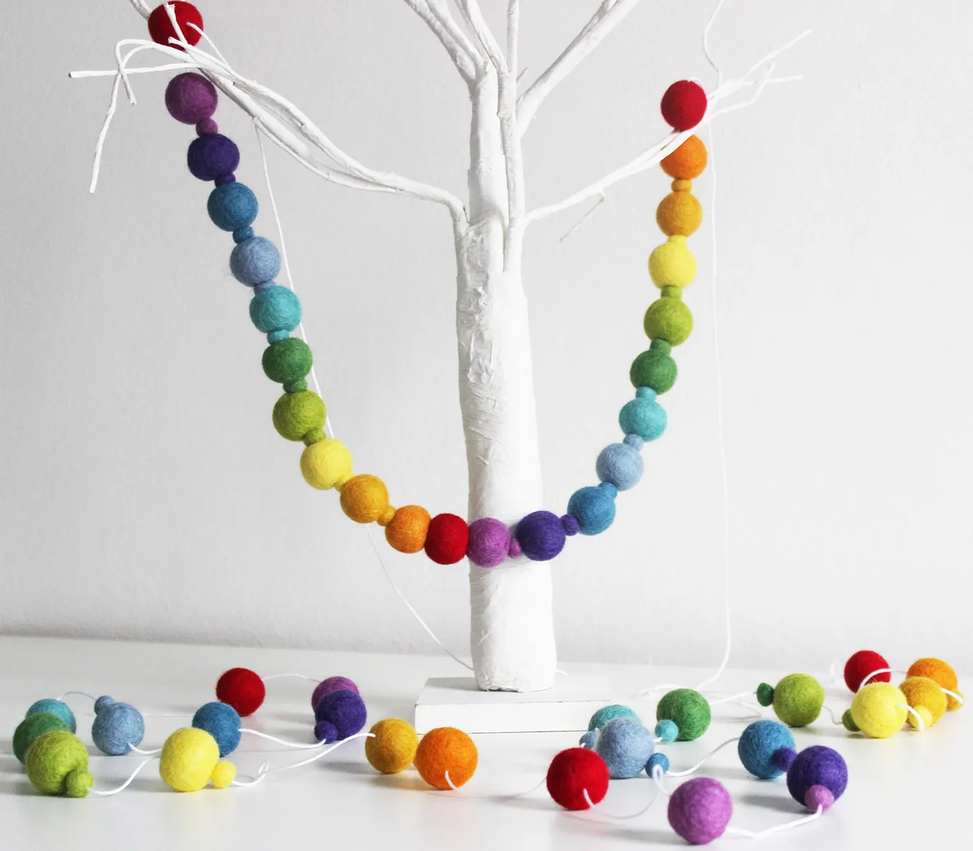 How to use felt ball garlands to decorate your space
