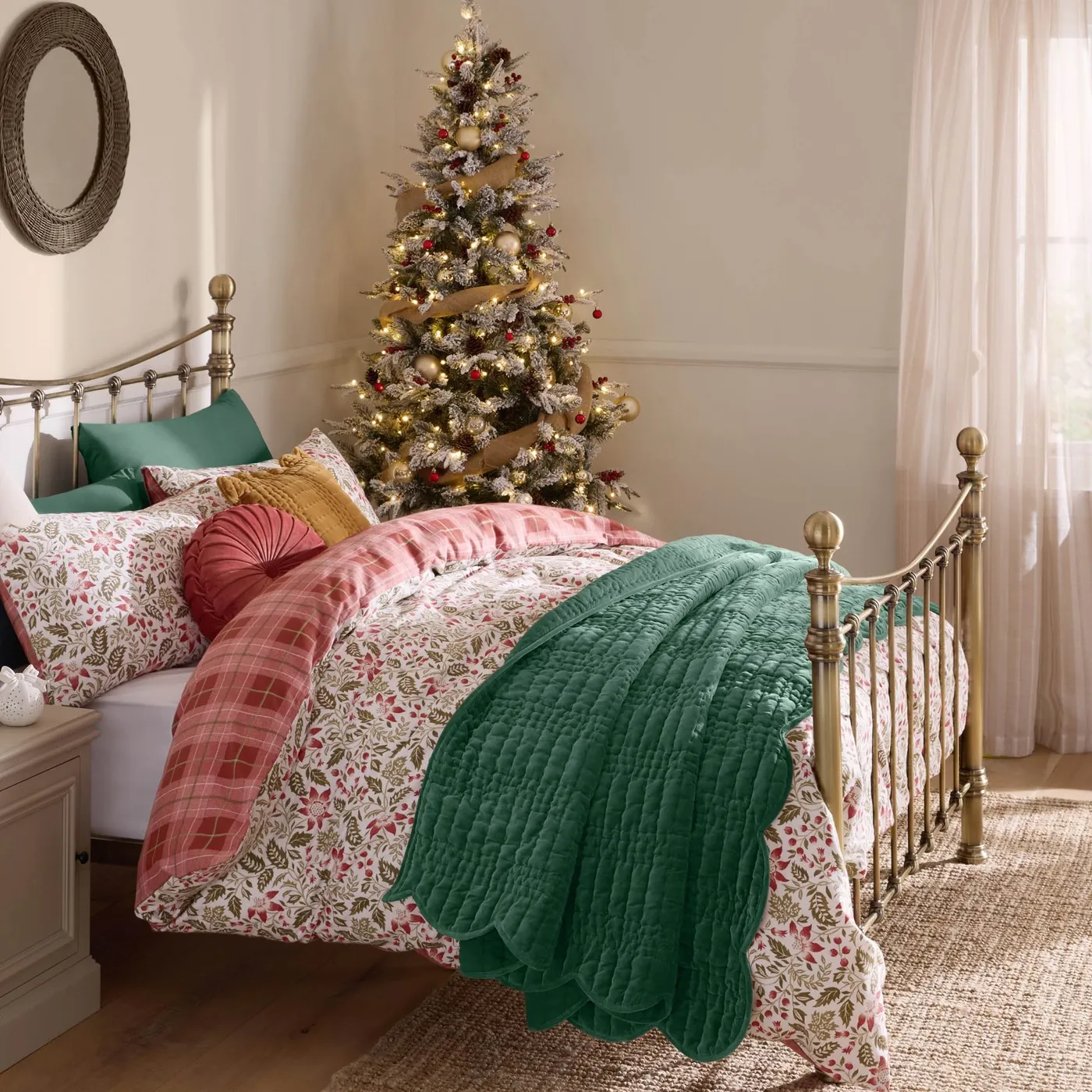 Laura Ashley Astley Floral Christmas Duvet Cover Set - Festive Red – Williamsons Factory Shop