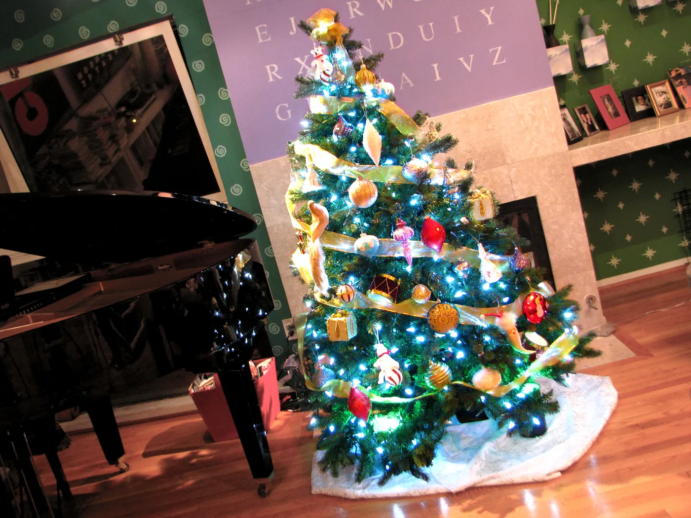 Lighting Your Christmas Tree in Style – Jonathan Fong Style