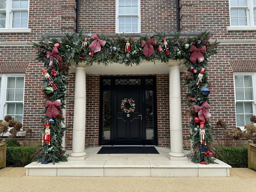 location] Exterior Christmas Wreaths & Garlands Service