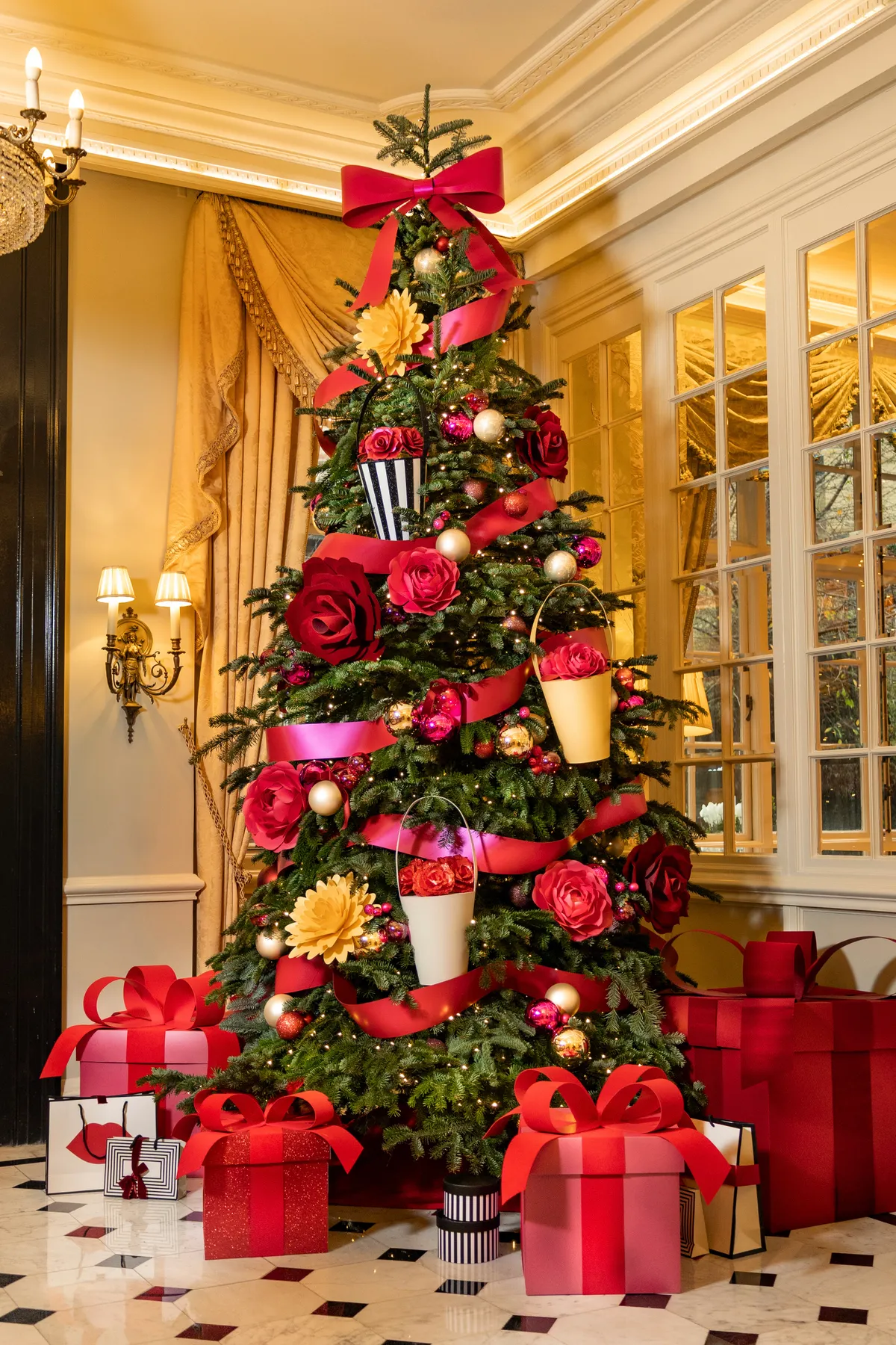 Lulu Guinness Decorates The Goring's 2025 Christmas Tree - GLASS HK