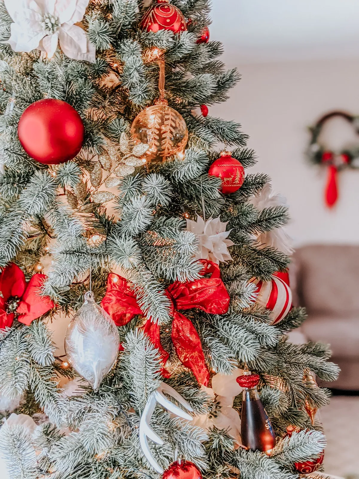 Luxurious 2020 Red, White, and Gold Christmas Tour - Honey + Juniper