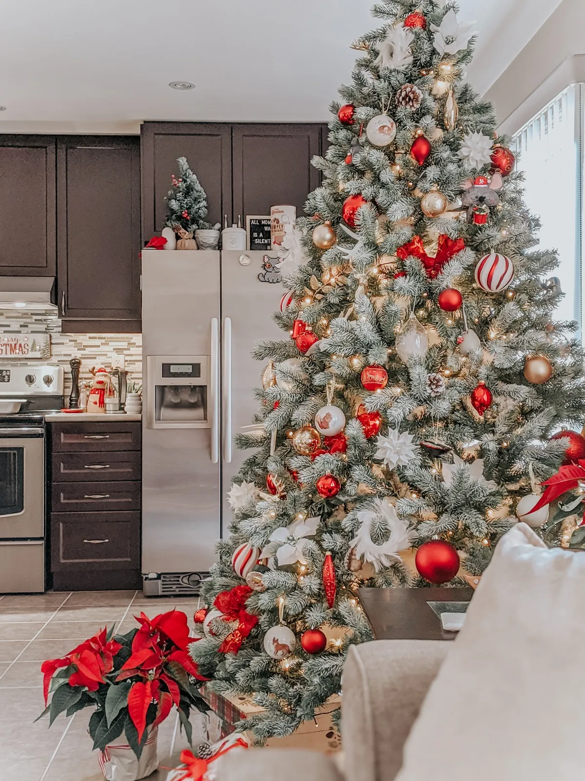 Luxurious 2020 Red, White, and Gold Christmas Tour - Honey + Juniper