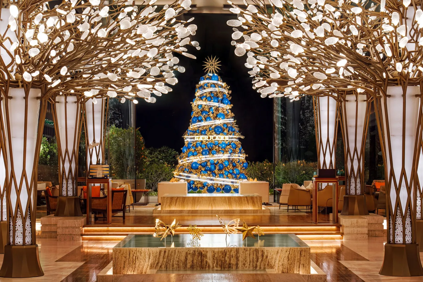 Mandarin Oriental Jumeira Dubai and Garrard Unveil a Dazzling Sapphire-Inspired Christmas Tree - A&E Magazine