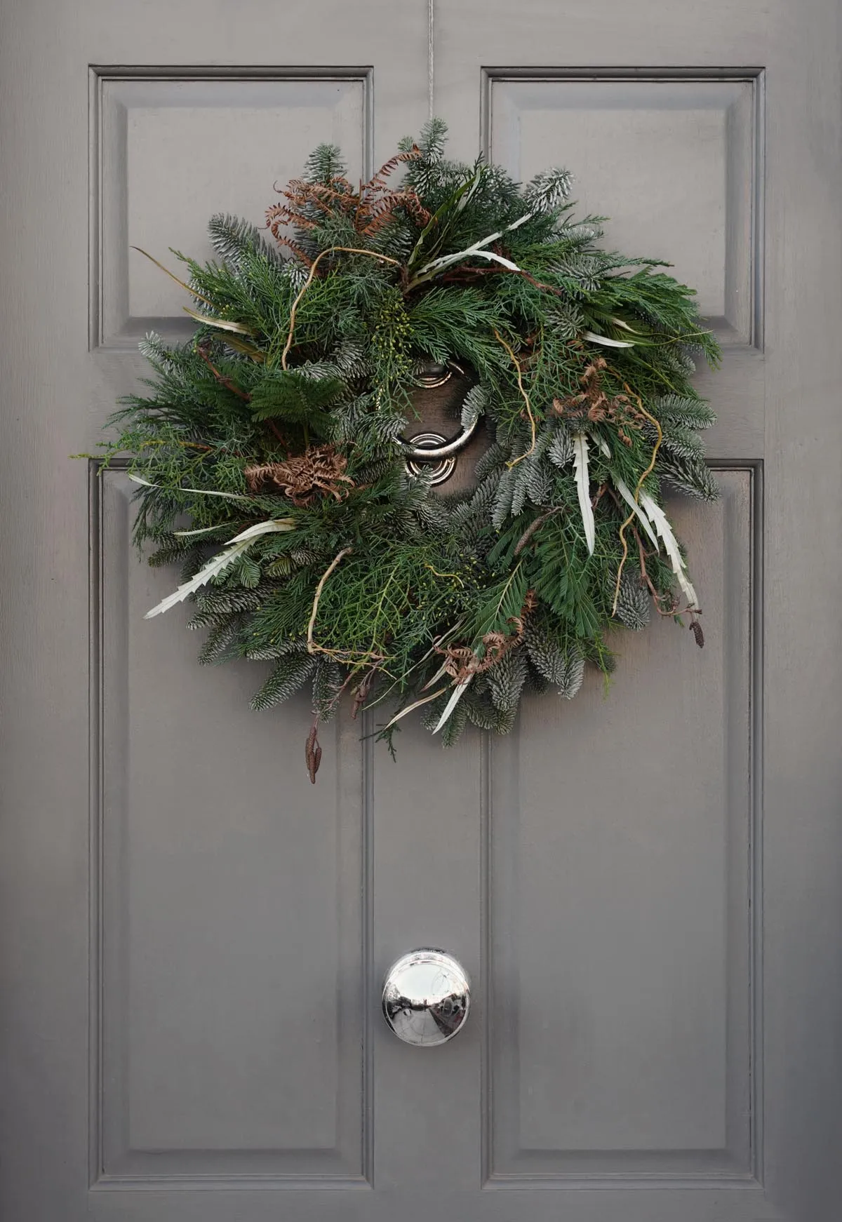 Minimalist Christmas decorations in neutral, nature-inspired colours |