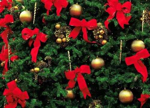 Modern Color Combinations and Ornaments for Christmas Tree Decorating in Style