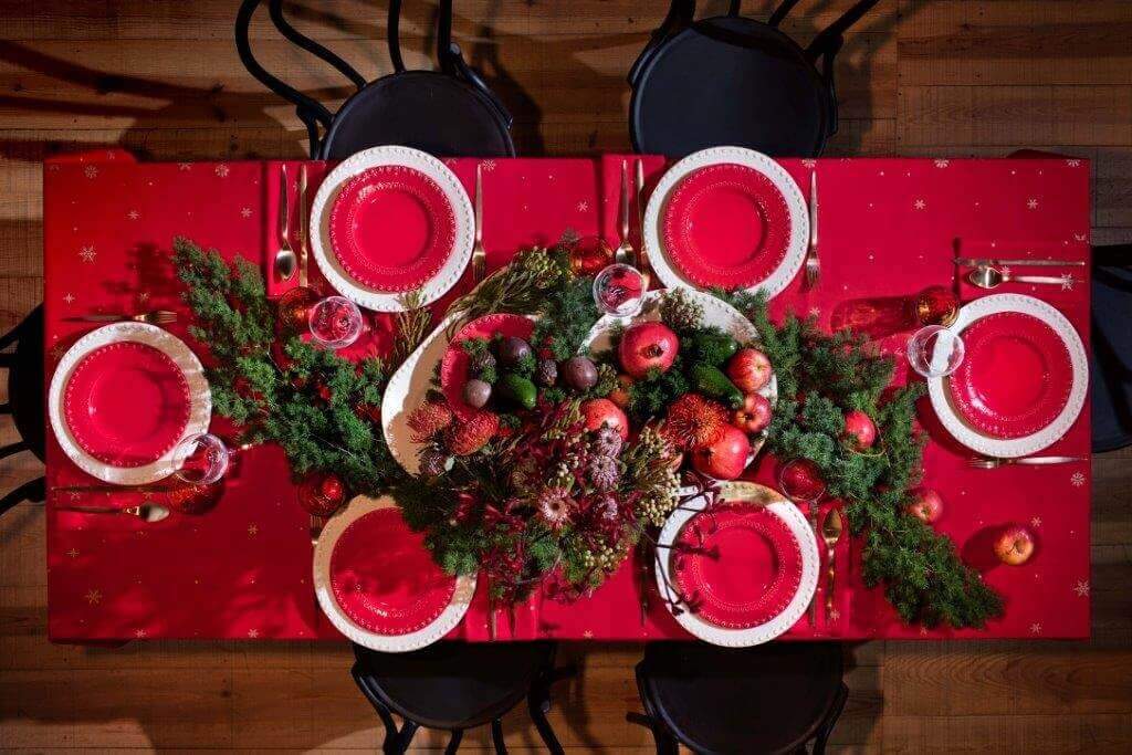 Natural and Traditional Holiday Dining Table Décor | Archi-living.com - Web Magazine by Architects and Designers