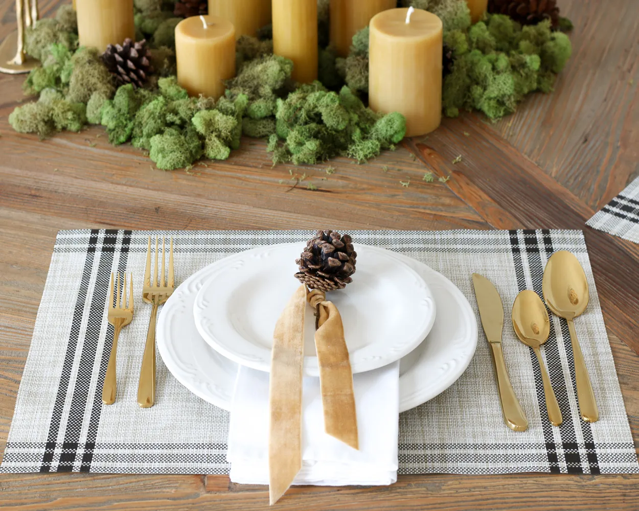 Neutral Christmas Dining Room Decor - Stefana Silber