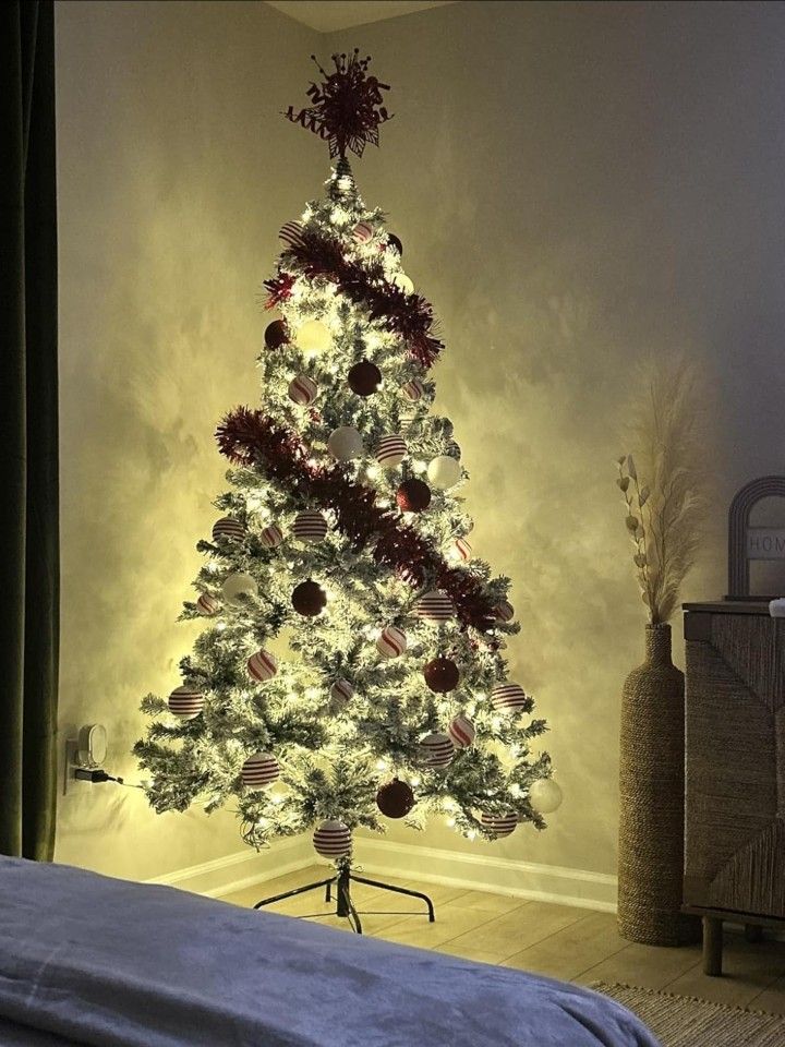 new inbox 6.5ft Pre-Lit Snow Flocked Artificial Christmas Pine Tree with  LED Lights and