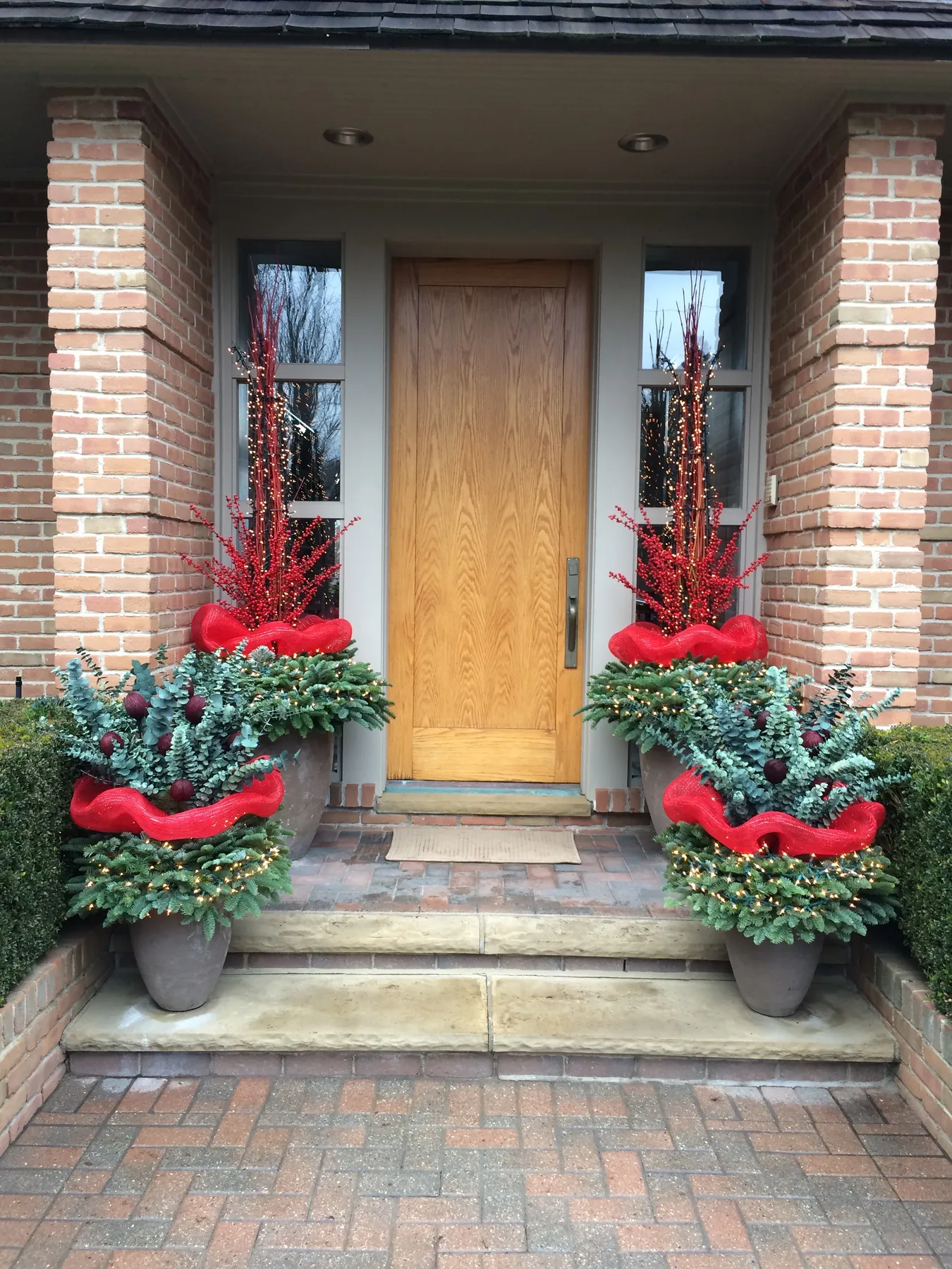 outdoor Christmas decorating | Deborah Silver & Co.
