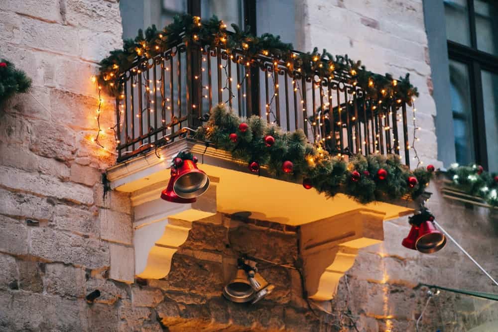Outdoor Christmas decorations: How to deck the halls
