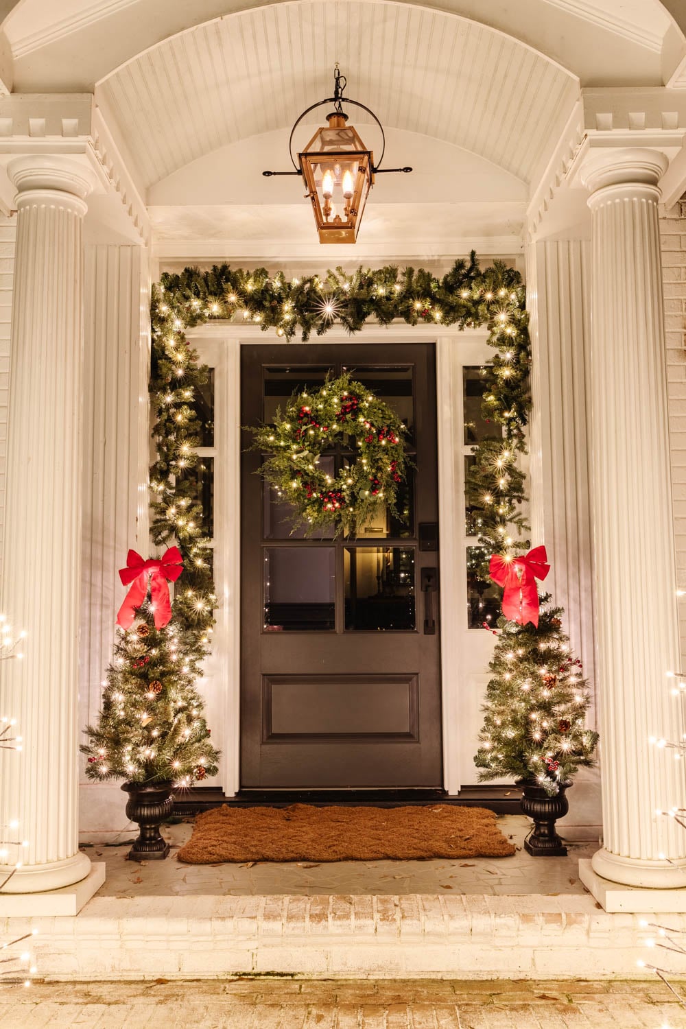 Outdoor Christmas Lawn Decorating Ideas (No Ladder Required) - Bless'er  House