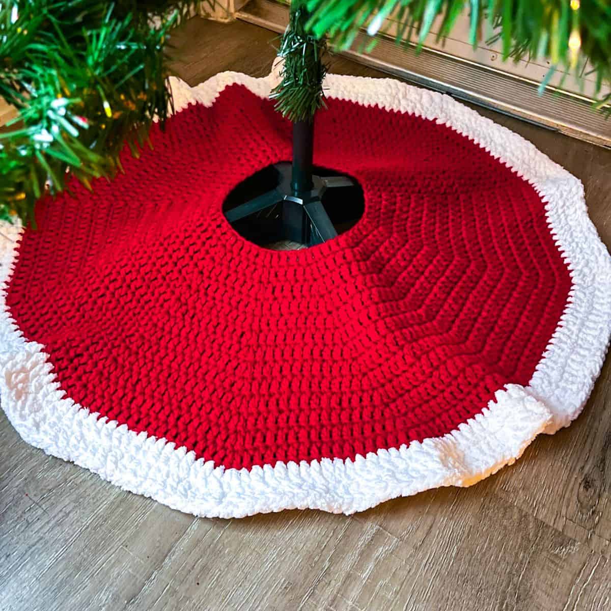 Pattern for Crochet Christmas Tree Skirt - thecaffeinatedsnail.com Handmade Crochet Christmas Tree Skirt Red Pink Green
