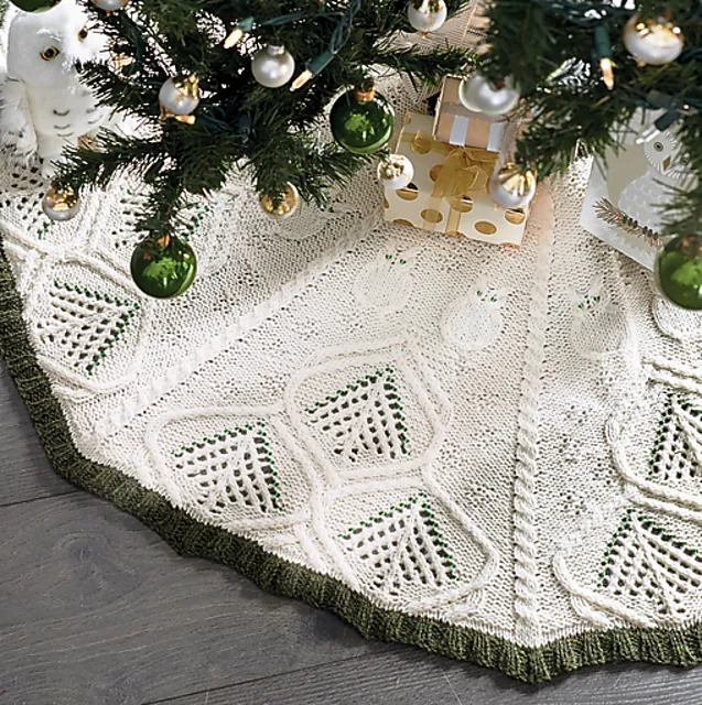 Ravelry: Christmas at Hogwarts Tree Skirt pattern by Susanna IC