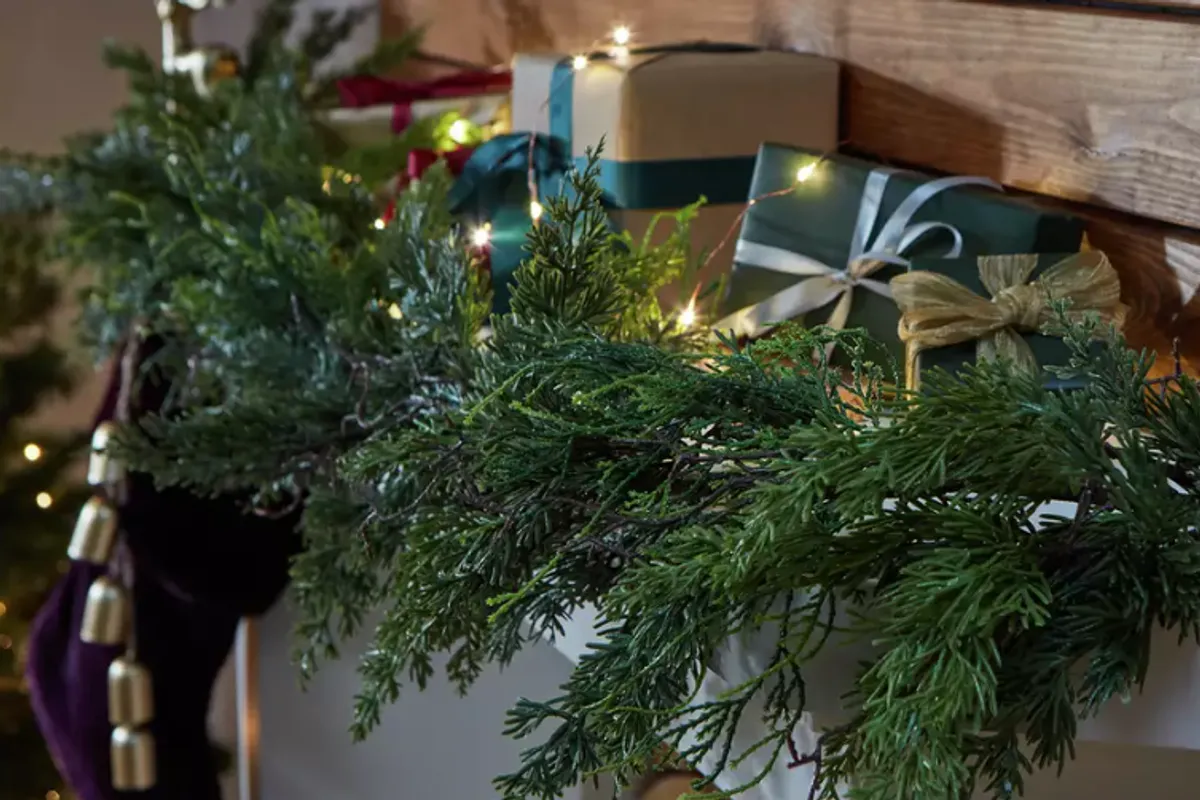 Realistic' Argos pre-lit Christmas garland drops to £1 from £18 in clever  deal stack - Manchester Evening News