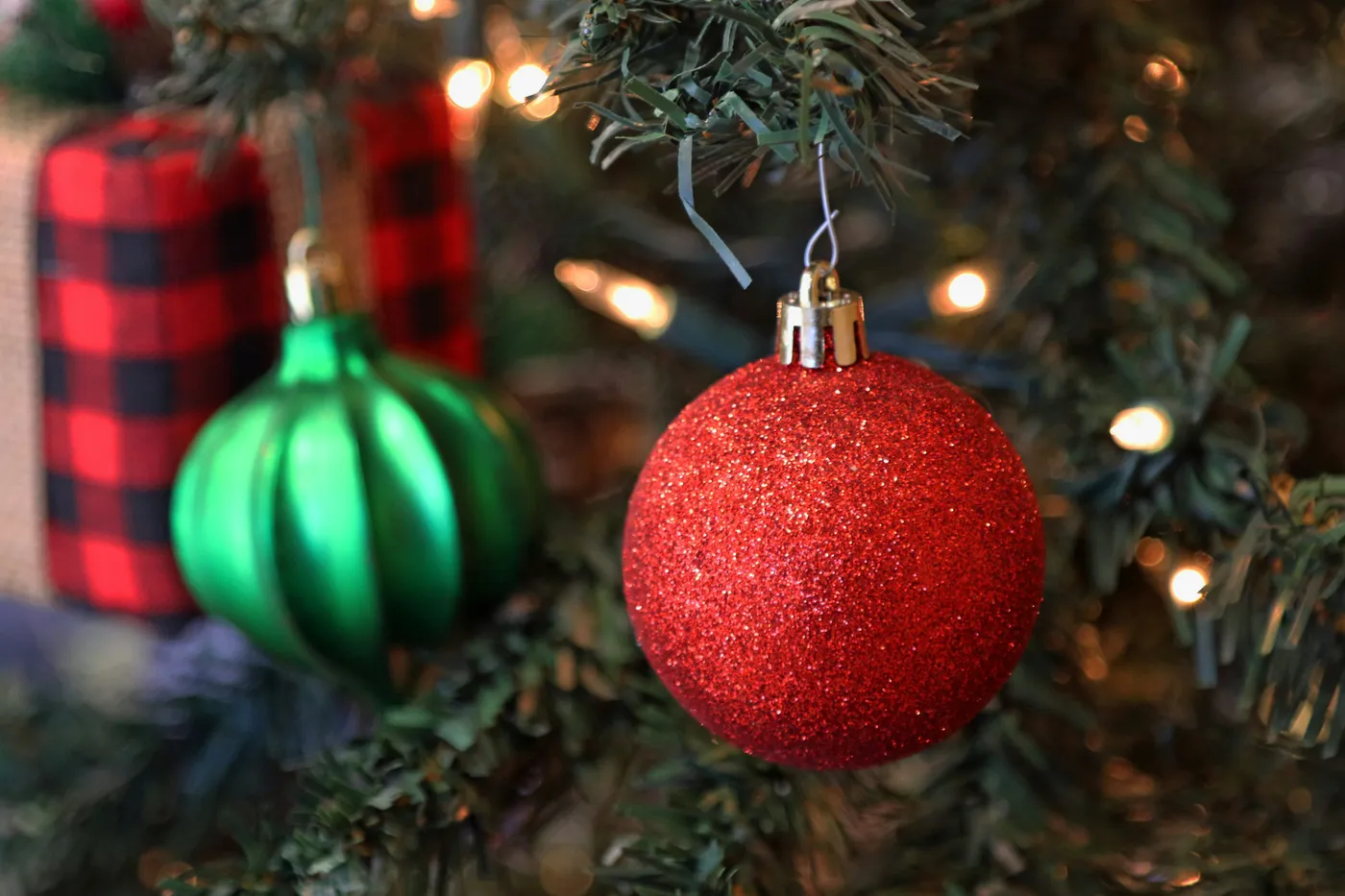 Red and green ornaments on a christmas tree - Free Photo on Unsplash
