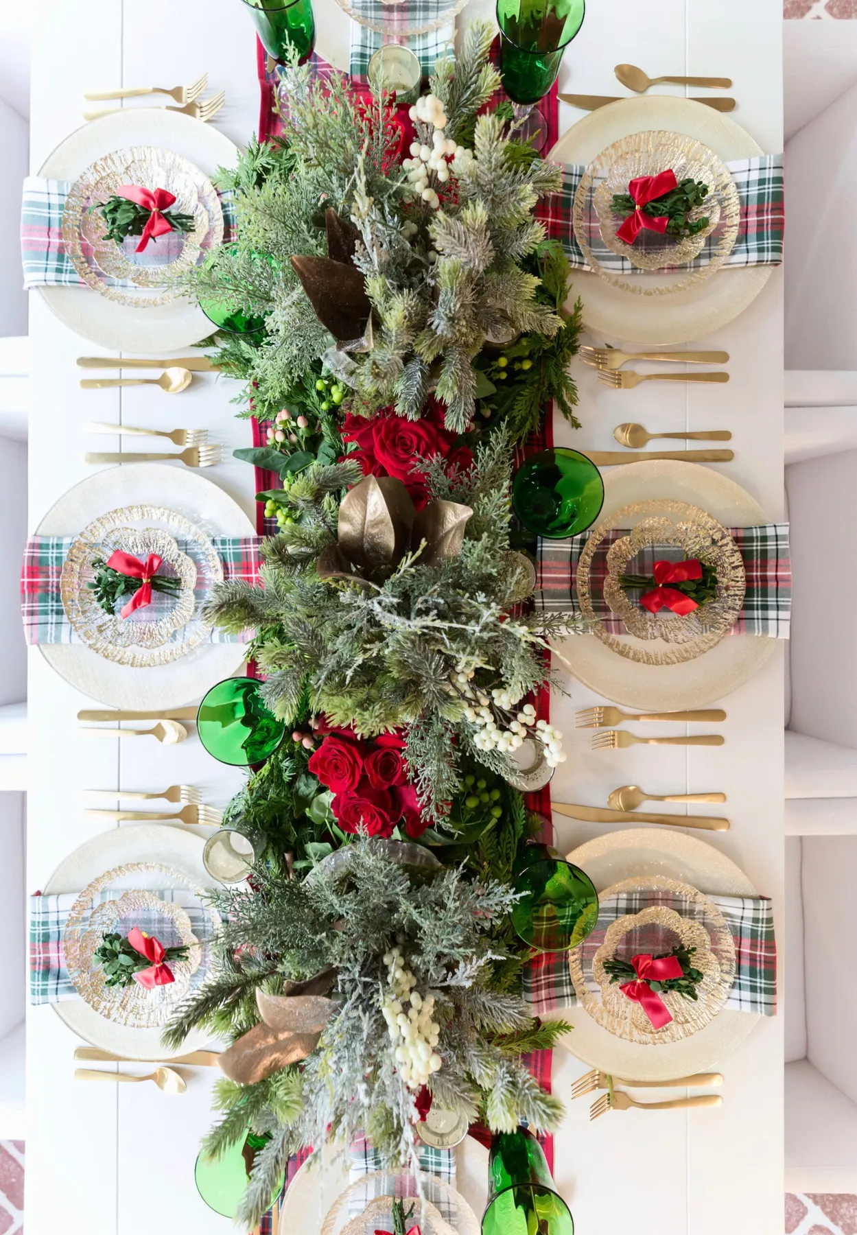 Red & Green Classic Christmas Table - to have + to host