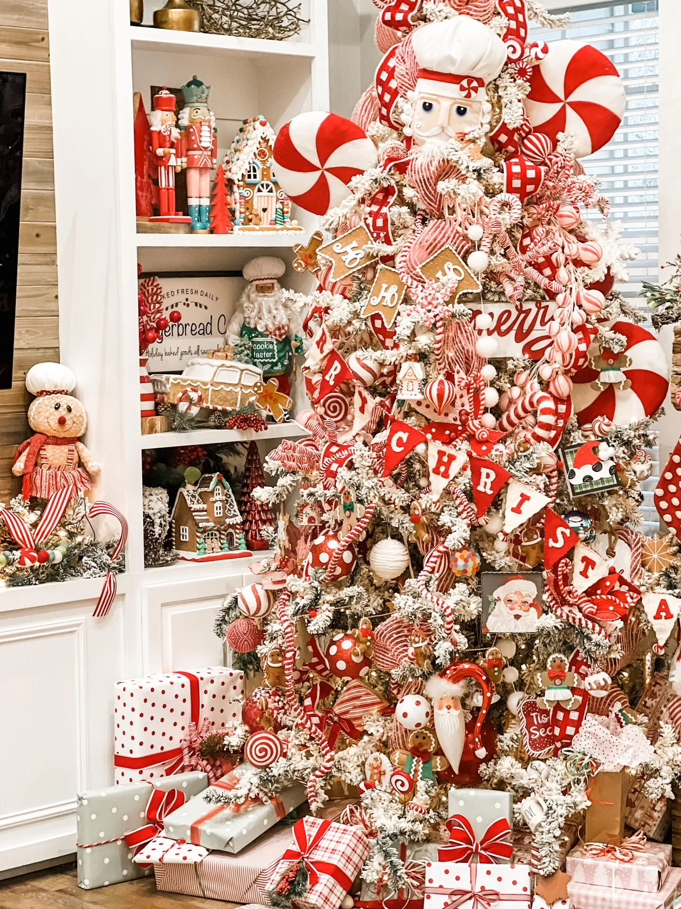 red-white-christmas-tree-gingerbread-living-room14 -