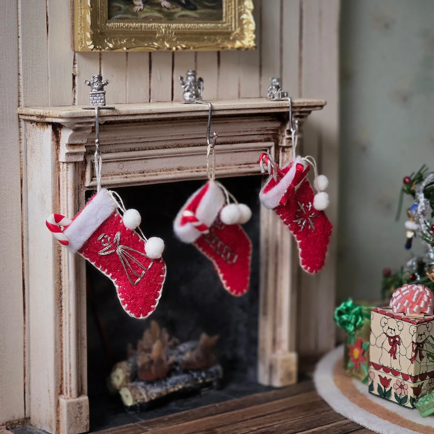 Red Wool Angel Christmas Stocking 1:12 Dollhouse Miniature – Magpie Miniatures