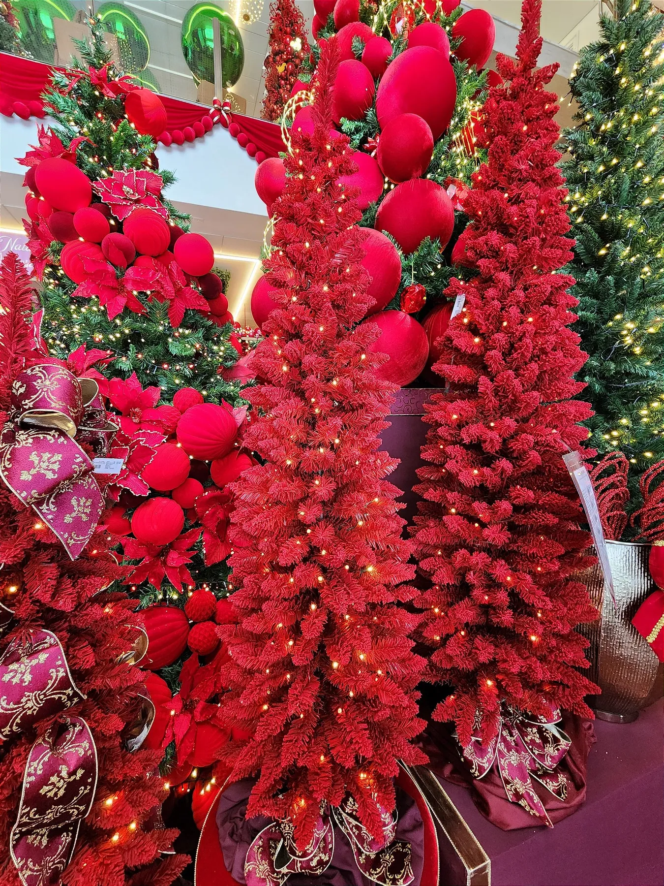 ÁRVORE PINHEIRO SLIM VERMELHO FLORINA 1,80CM 335 GALHOS COM LEDS WARM - PRÉ VENDA 2026 - Senhor Natal