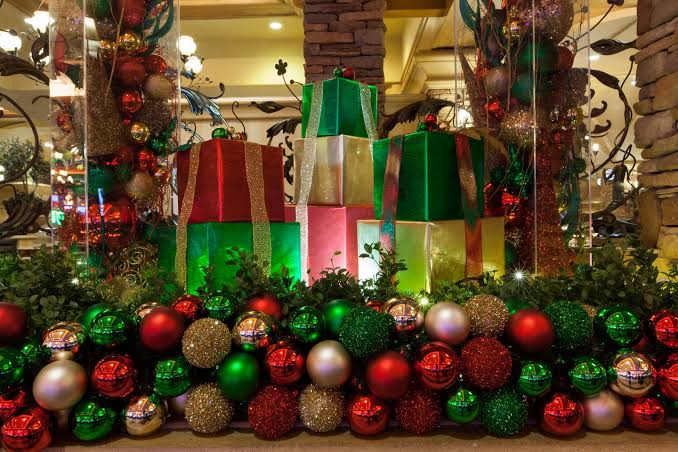 Seven in-store holiday design trends for 2026 | Chain Store Age