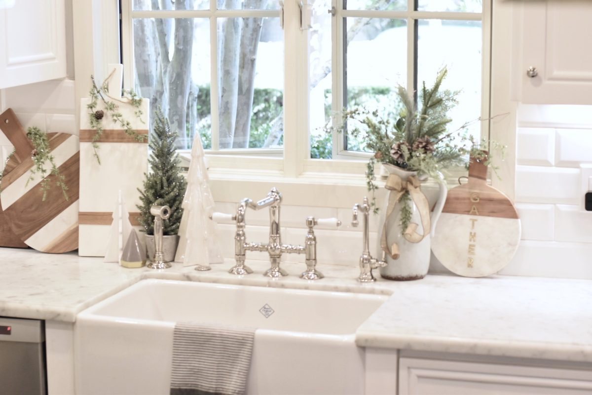 Simple Ideas for Christmas Decor in the Kitchen - to have + to host