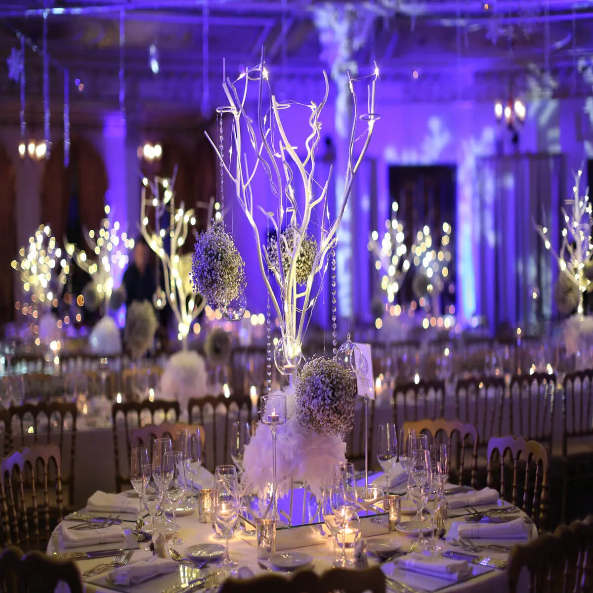 Spread the Icy Magic with These Winter Tablescapes Ideas! | eFavormart