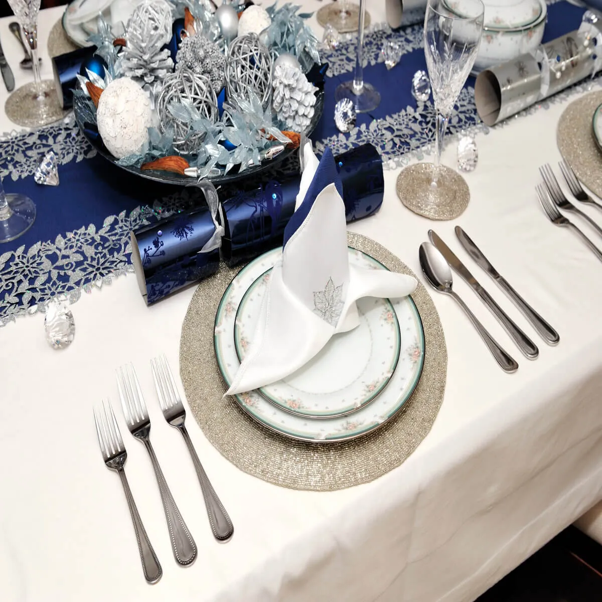 Spread the Icy Magic with These Winter Tablescapes Ideas! | eFavormart