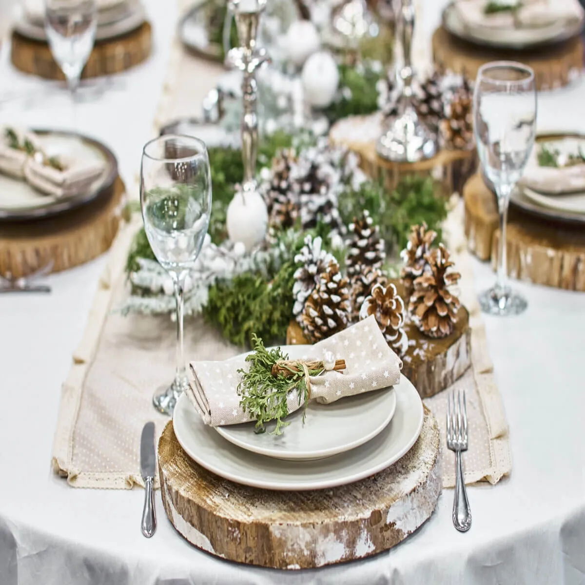 Spread the Icy Magic with These Winter Tablescapes Ideas! | eFavormart