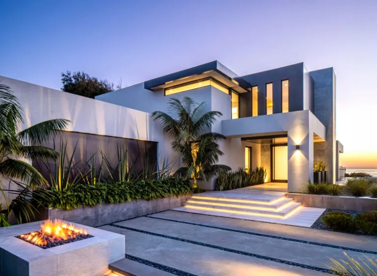 Striking Stone and Stunning Cliffside Views Elevate a Modern California Home - Ocean Home magazine