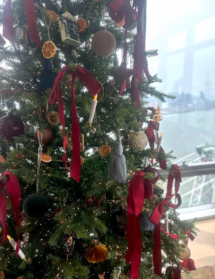 Tassels Are the Holiday Decor Trend Replacing Bows in 2025 | Apartment  Therapy