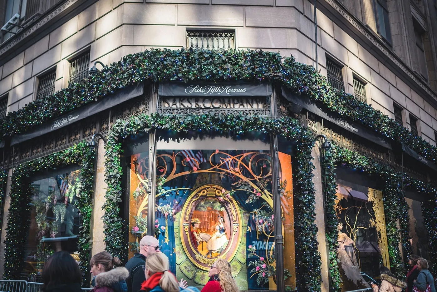 ▷ The Most Beautiful Holiday Windows in NYC 2026