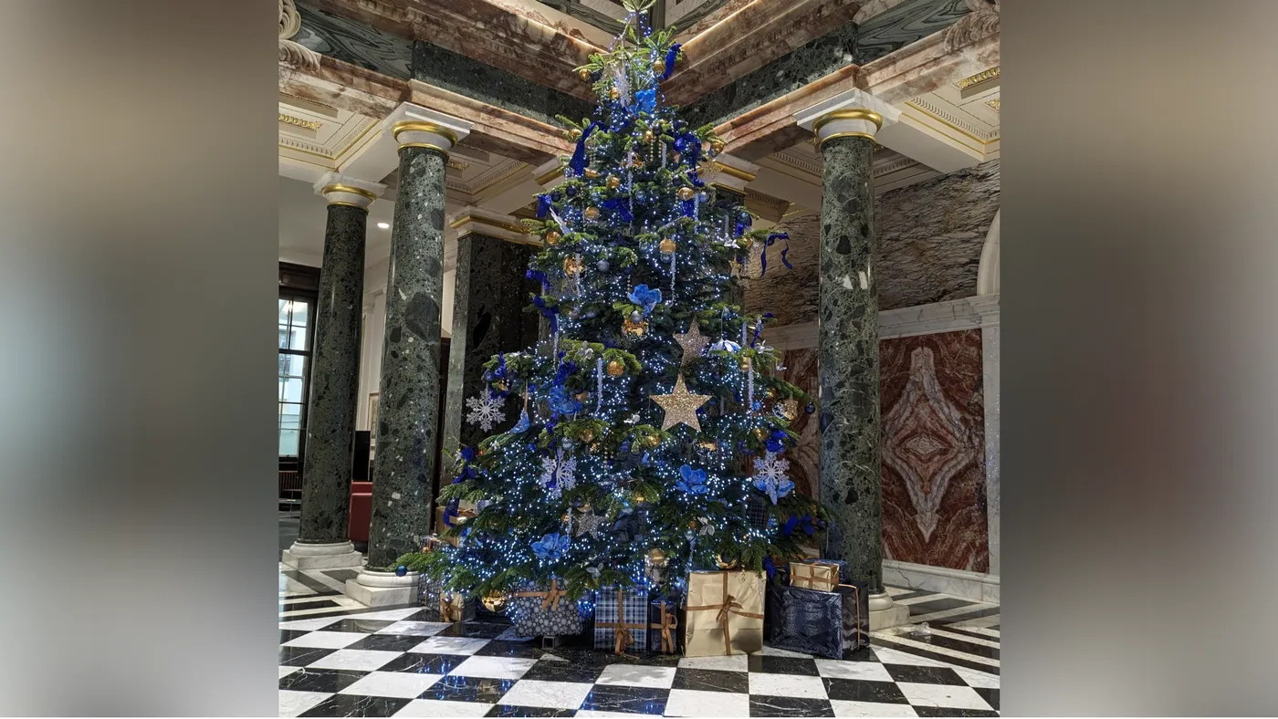 The Suffolk team turning hotels and airports into Christmas wonderlands - BBC News