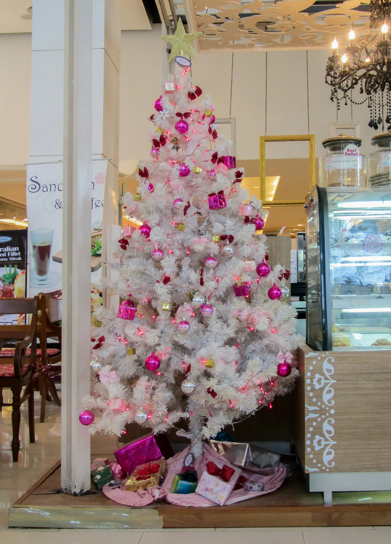 The white Christmas tree is designed very differently from other Christmas trees