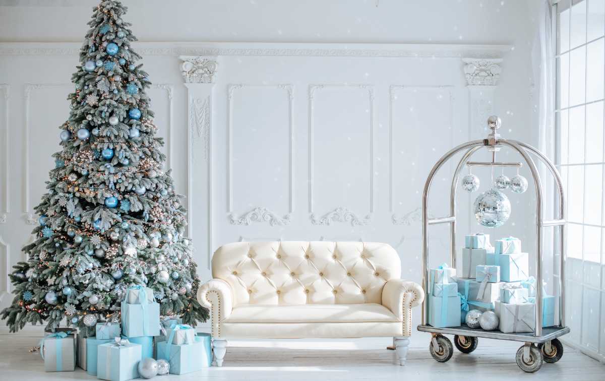 Timeless monochromatic Christmas tree decorations for a simpler aesthetic -  Cultura Colectiva