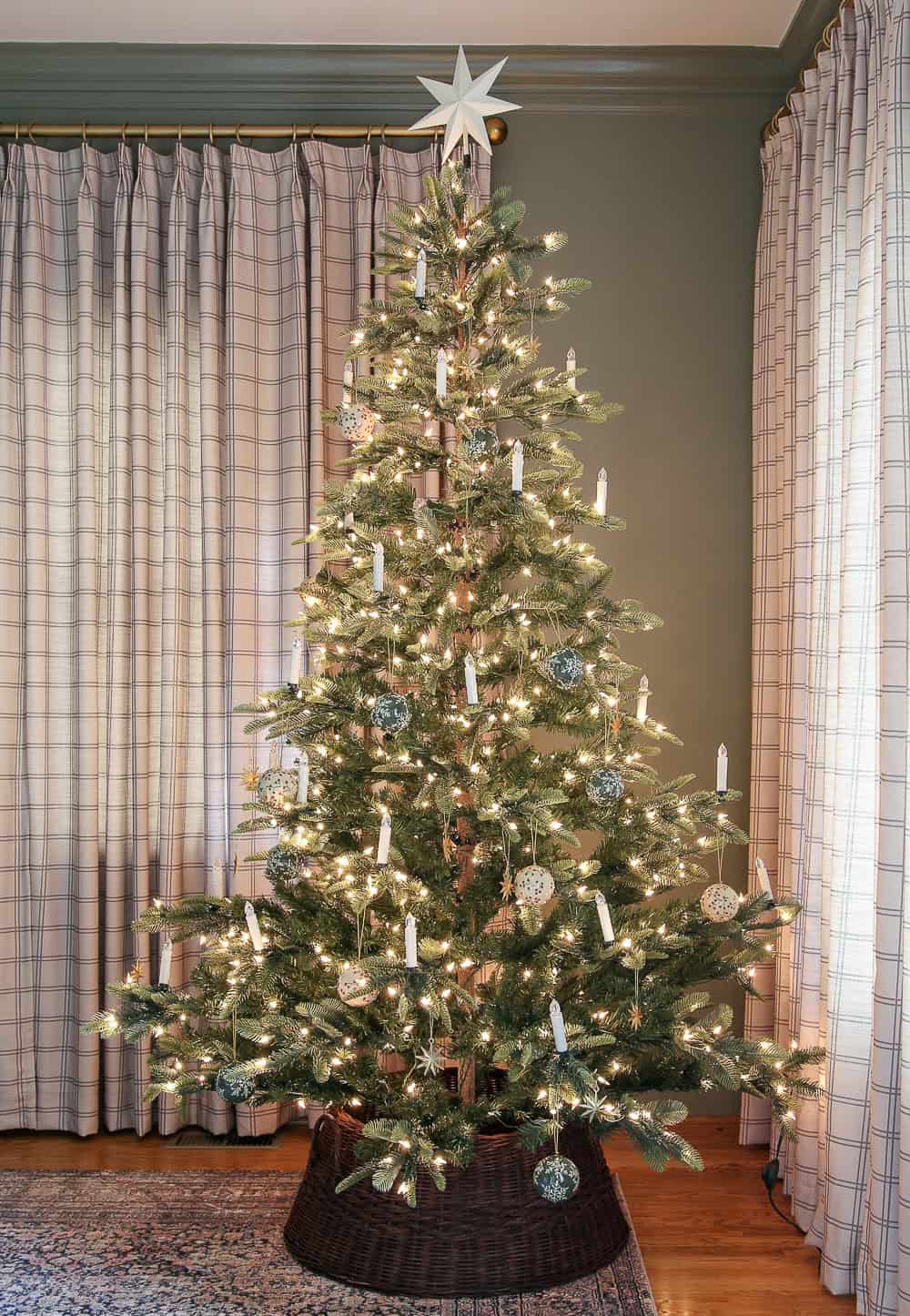 Traditional Christmas Decorating Ideas with a Modern Twist - Stefana Silber