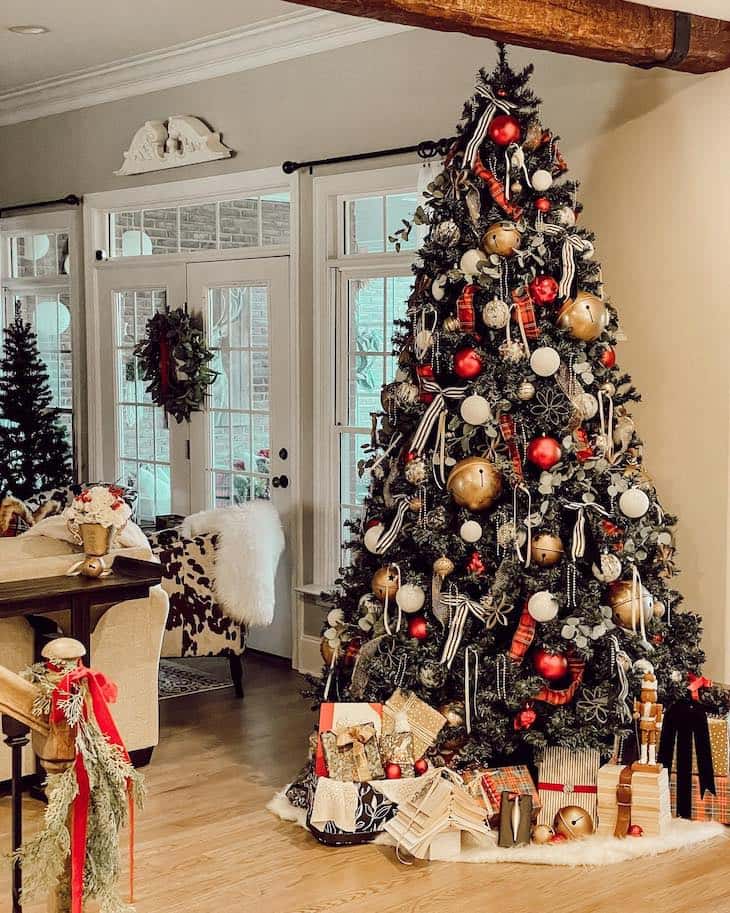 Unveiling Red and White Christmas Tree Decor Ideas for a Festive Home -  Farmhousehub