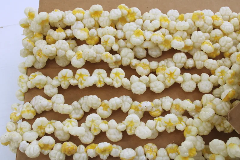 vintage Christmas tree decorations, strings of plastic popcorn garland, five pieces 32 YARDS