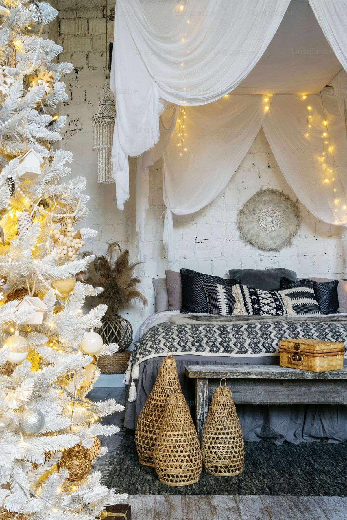White christmas tree and canopy bed - Photo on Unsplash+